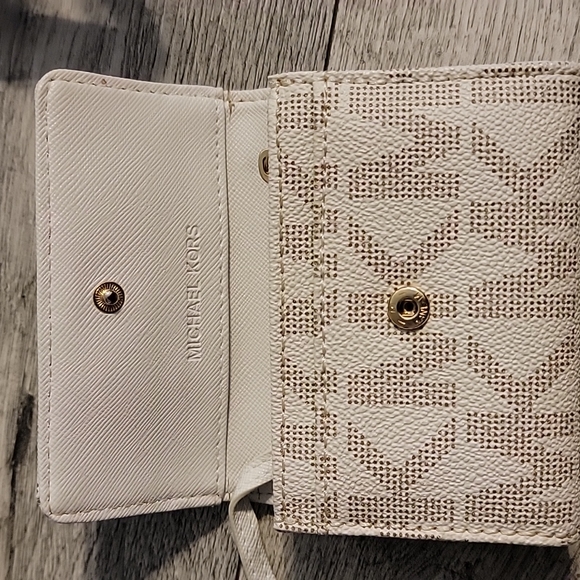 Used micheal kors purse - Picture 13 of 15